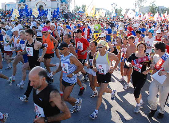 Старт Сибирского международного марафона на Соборной площади Омска. 2008 год
