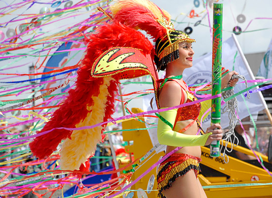 Праздничное шествие по центру Омска. 2008 год