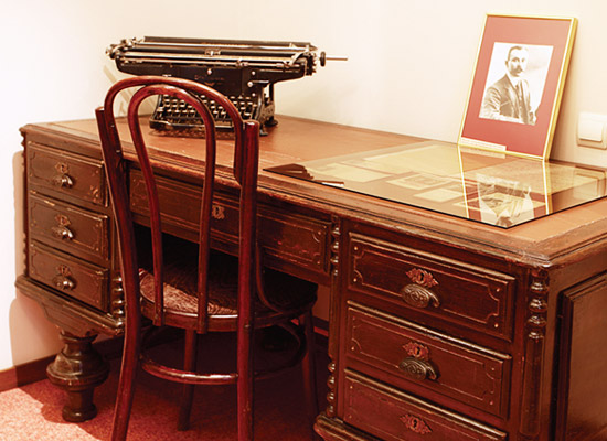 Фрагмент экспозиции &laquo;Писатели-омичи&raquo;. Уголок писателя Ф.А. Березовского