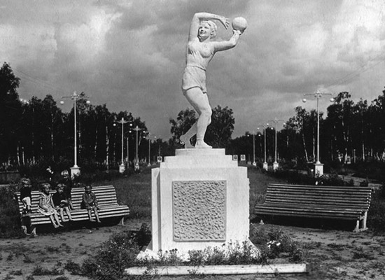 Статуя &laquo;Девушка с мячом&raquo;