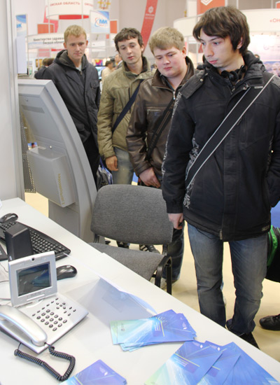 Гости выставки &laquo;Современные инновации и информационно-коммуникационные технологии &mdash; основа развития инфраструктуры информационного общества&raquo;