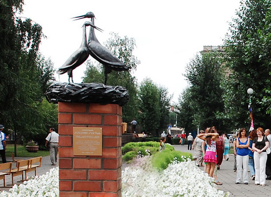 Скульптурная композиция &laquo;Рождение счастья&raquo; в сквере на площади Серова