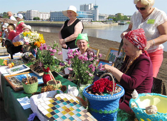 Торгово-выставочный ряд комитетов территориального общественного самоуправления на&nbsp;набережной Оми. 2010