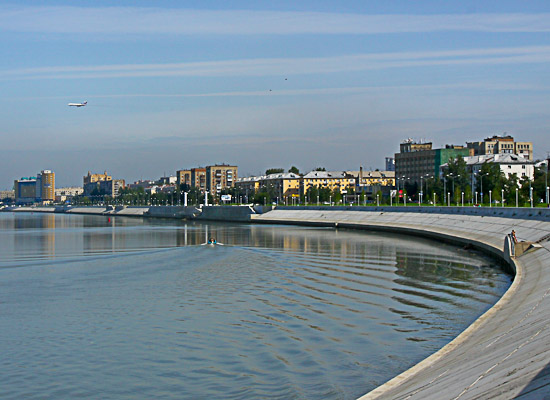 Иртышская набережная в районе гостиницы &laquo;Омск&raquo;