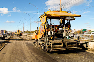 Дорожно-строительные работы на Октябрьском мосту в Омске
