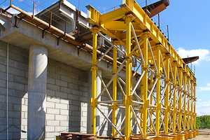 Строительные работы на путепроводе по улице Торговая в Омске