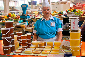 Предприниматели, работавшие на стихийных рынках, получили места на муниципальных рынках