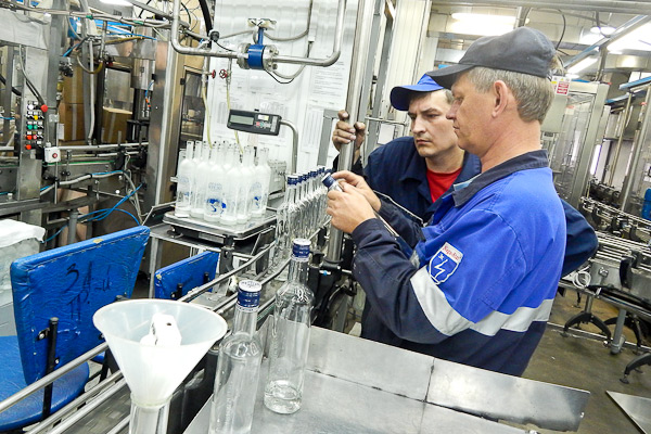 在Ｏmskvinprom工厂（加入西伯利亚酒精集团）