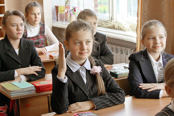 在鄂木斯克学校的学生课堂