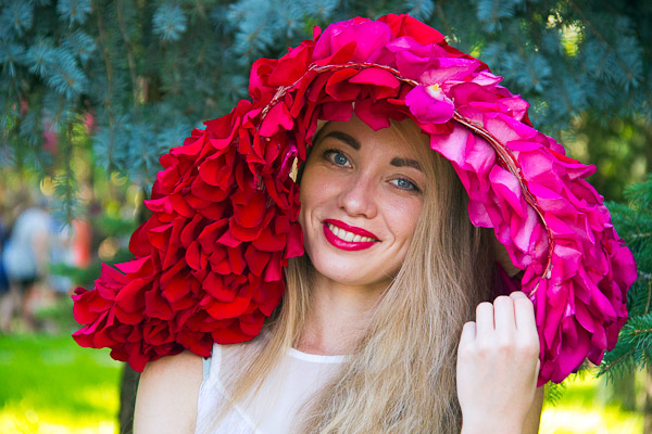 Девушка &mdash; олицетворение омской &laquo;Флоры-2015&raquo;