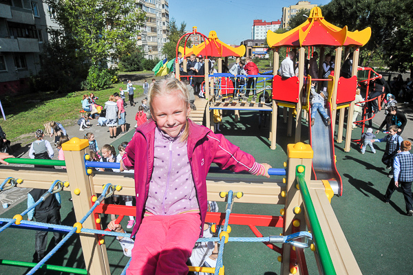 Новая детская площадка у гимназии №146