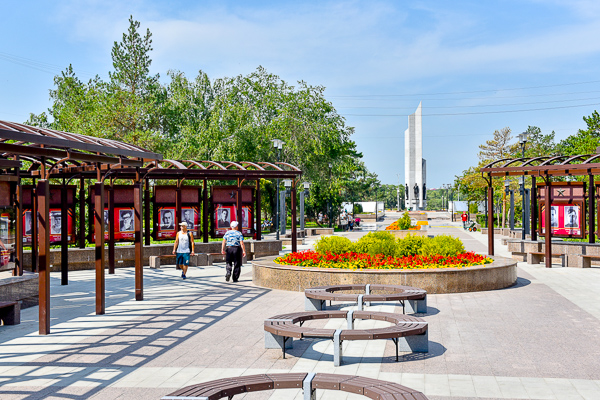 На бульваре Победы заменили освещение, скамьи и урны, уложили брусчатку и плитку, сделали новые пешеходные дорожки, заложили аллею ветеранов, построили фонтан