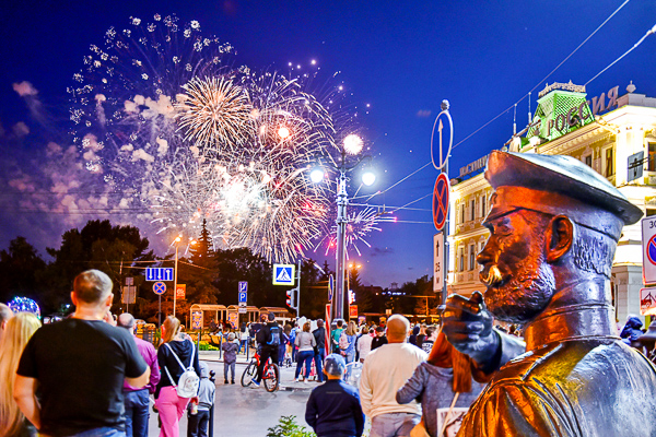 Подарком для омичей и гостей города ежегодно служит праздничный салют, приуроченный к празднованию Дня города