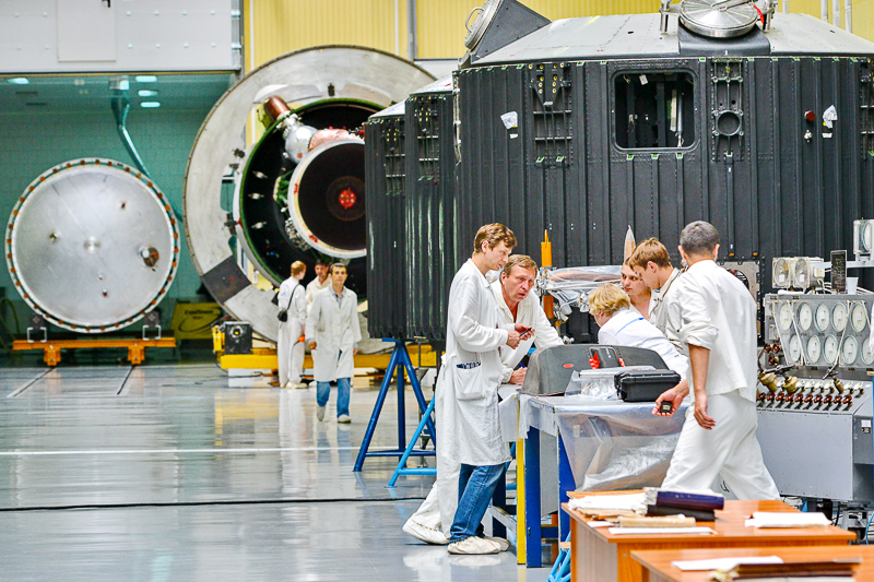 На производственном объединении &laquo;Полет&raquo;, созданном 24 июля 1941 года на базе московских эвакуированных авиазаводов № 156 и 81 и омских заводов, трудятся целые династии ракетостроителей, Омск