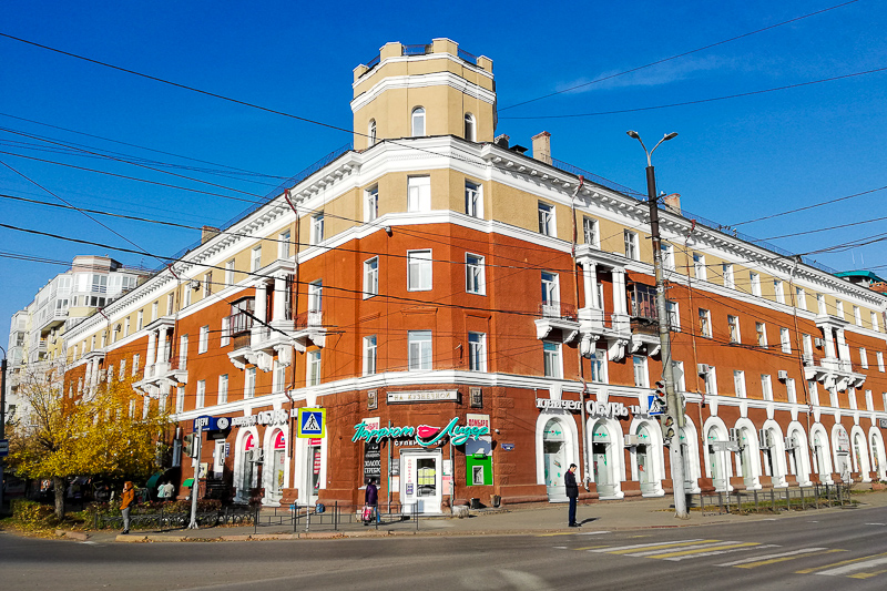 Жилой дом на перекрестке улиц Маяковского &mdash; Б.&nbsp;Хмельницкого, построенный в 1950-1951 годах по проекту архитектора А.&nbsp;В.&nbsp;Тарасова, Омск