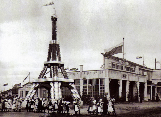 Eifelturm aus den Eimern bei dem Pavillon von Anton Ehrlinger in&nbsp;der I.&nbsp;Westsibirischen Agrar-, Frost, Handels- und Industrieausstellung 1911