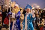 Дед Мороз и Снегурочка прошли по улице, охотно фотографируясь с желающими