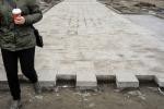 Продолжается срезка старой плитки и мощение тротуаров